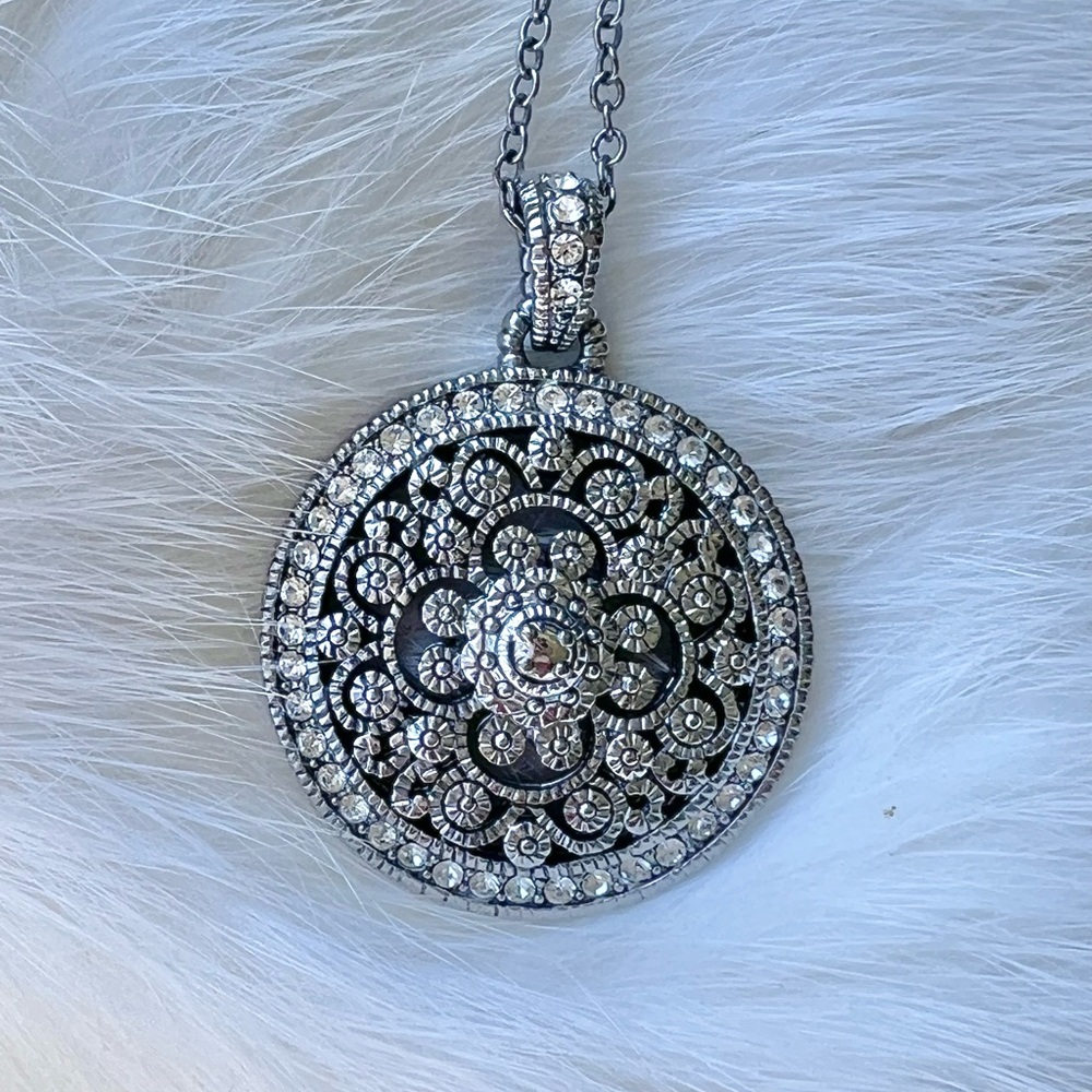 Elegant Silver Pendant Necklace